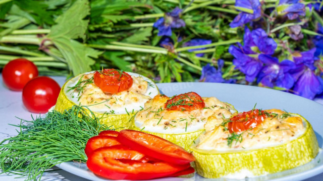 Stuffed zucchini in the oven rings with cheese and chicken