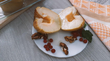 Apples with sugar and water in the oven