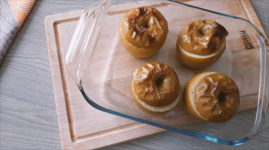 Apples with sugar and water in the oven