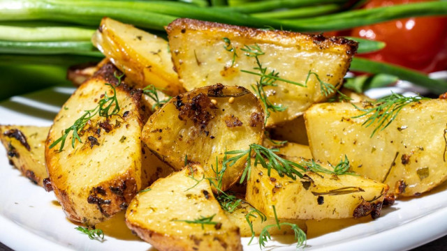 Unpeeled potatoes in the oven in a rustic way