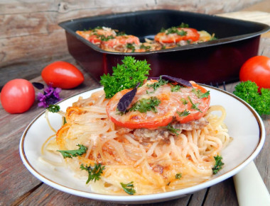 Spaghetti with minced meat, tomatoes and cheese in the oven