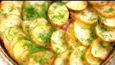 Potatoes with zucchini and bacon in the oven