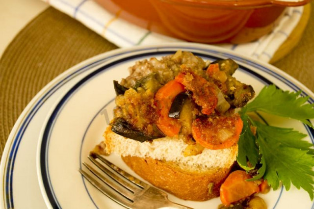 Vegetable stew with minced meat and eggplant in the oven