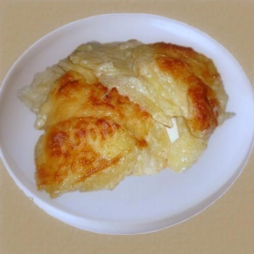 Sliced potatoes, baked in cream and cheese in the oven