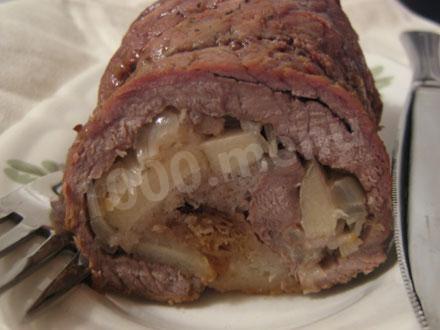 Meat loaf with onions in the oven