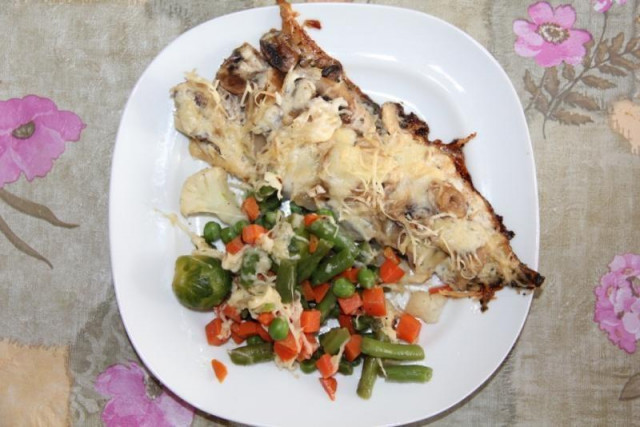 Mackerel with mushrooms, onion and cheese baked in the oven