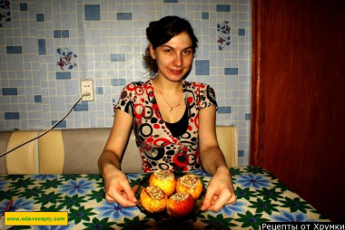 Baked apples with cottage cheese, poppy seeds and nuts in the oven