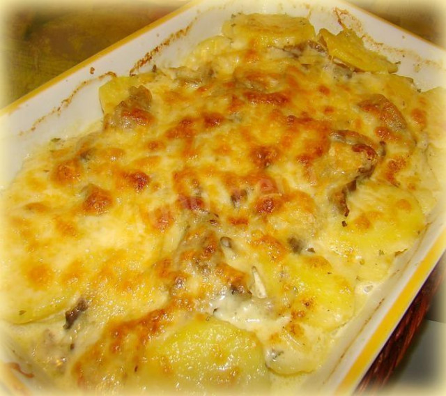 Fish in the oven with potatoes and mushrooms