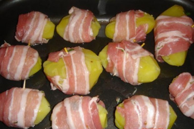 Oven-baked potatoes stuffed with bacon