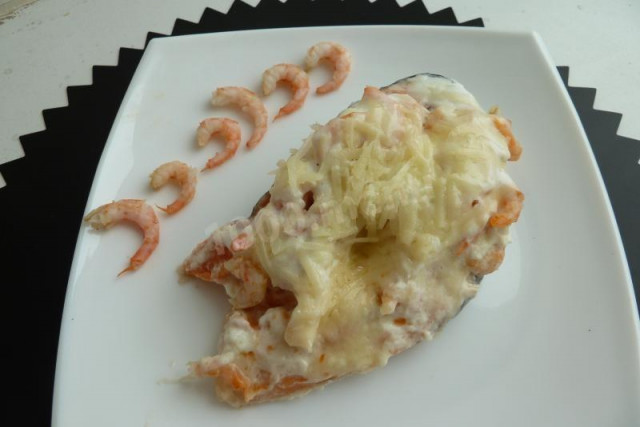 Salmon in mayonnaise with cheese in the oven