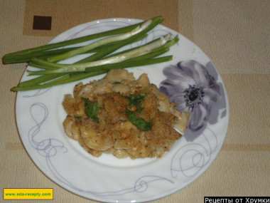 Simple macaroni casserole with hard cheese in the oven