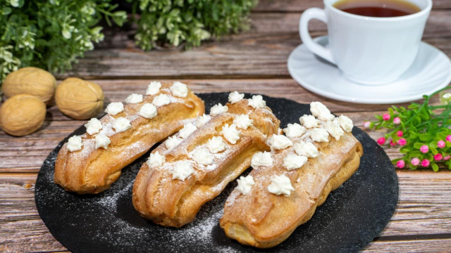 Custard cakes eclairs with buttercream