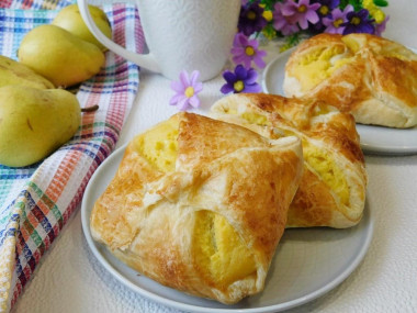 Puff envelopes with pear and cottage cheese