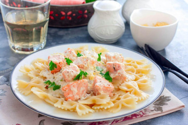 Pasta with salmon in cream sauce