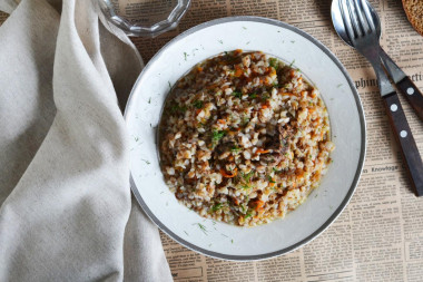 Soldier's porridge with buckwheat stew