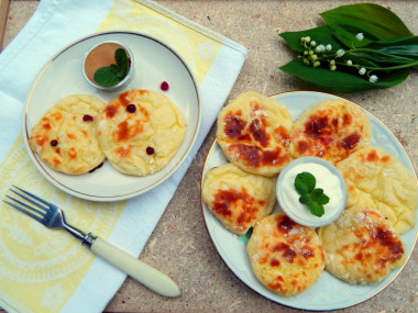 Cheesecakes made of low-fat cottage cheese with milk and flour