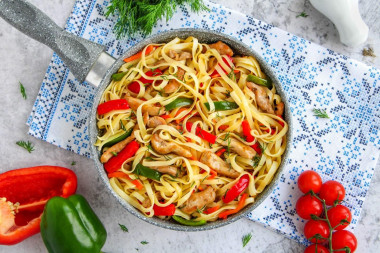 Noodles with pork and vegetables