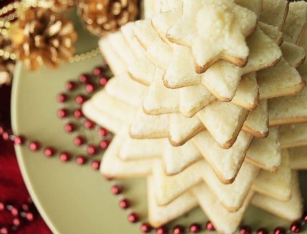 Prefabricated Christmas tree cake made of shortbread cakes