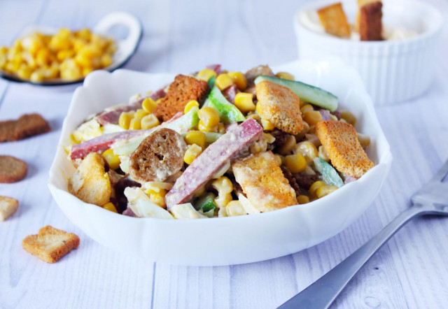 Salad with crackers and smoked sausage