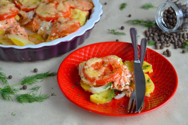 Pink salmon steak casserole with sour cream and vegetables