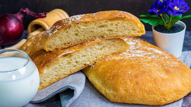 White bread with yeast and crispy crust