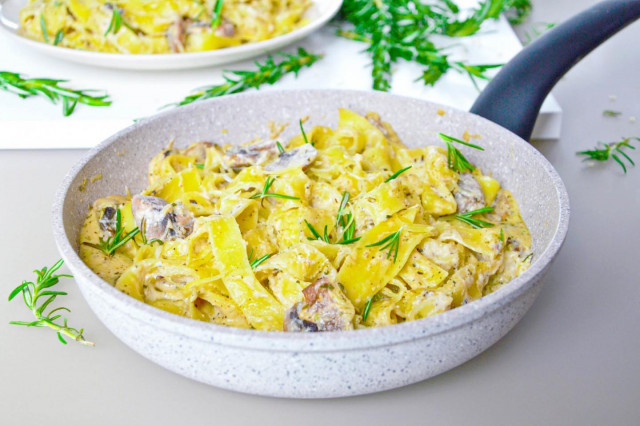 Fettuccine pasta with mushrooms in cream sauce