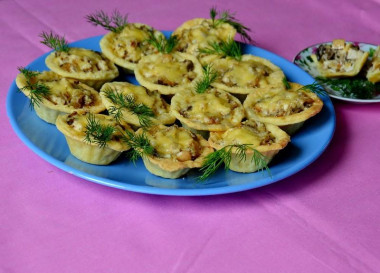 Cottage cheese tartlets with dried mushrooms and chicken