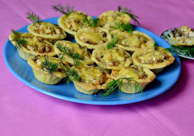 Cottage cheese tartlets with dried mushrooms and chicken