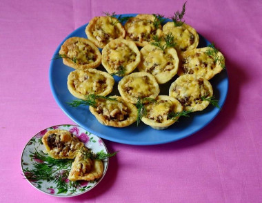 Cottage cheese tartlets with dried mushrooms and chicken