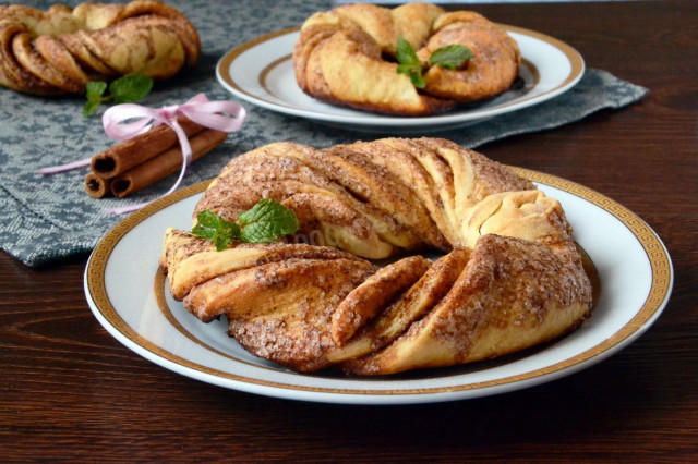 Cinnamon rolls in butter and brown sugar