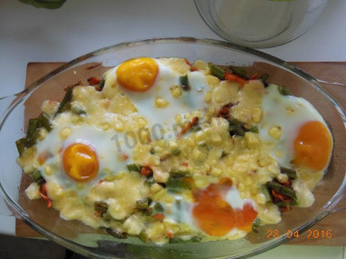 String beans with eggs, cheese and carrots