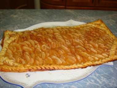 Layered pie with apples and jam