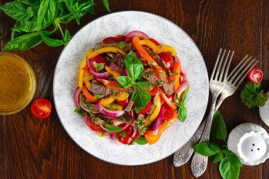 Warm salad with beef, bell pepper and vegetables