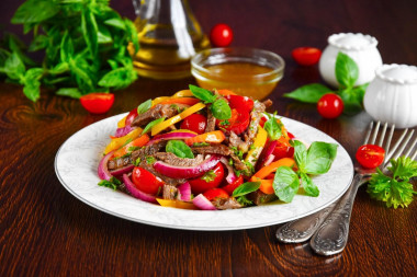 Warm salad with beef, bell pepper and vegetables