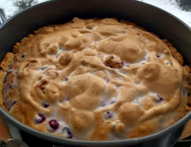 Shortbread pie with currants and cream