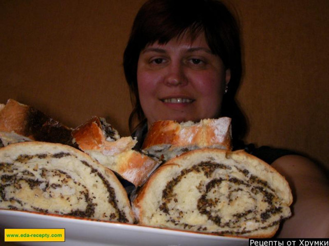 Yeast dough roll with honey-poppy filling