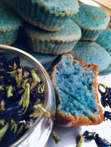 Vanilla sky muffins with blue tea