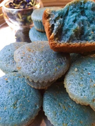 Vanilla sky muffins with blue tea