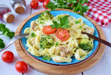 Pasta with broccoli in cream sauce with chicken