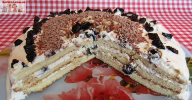 Condensed milk cake with sour cream and prunes