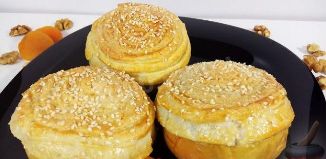 Stuffed apples in ready-made puff pastry