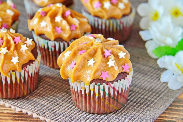 Chocolate cupcakes with boiled condensed milk