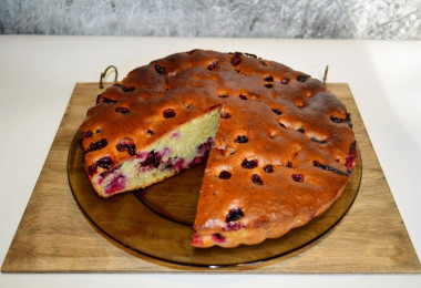 Quick pie on sour cream dough with black currant