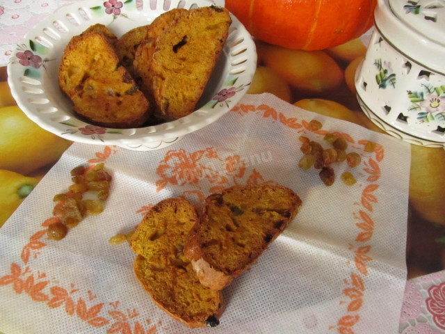 Pumpkin crackers with raisins