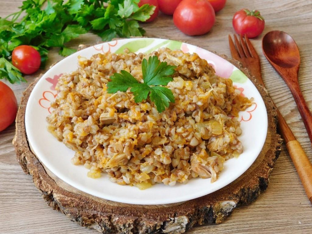 Buckwheat porridge with stew