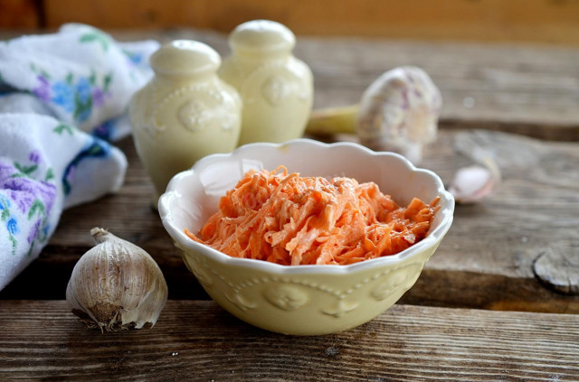 Carrot salad with mayonnaise and garlic