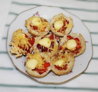 Hasty breakfast with tomatoes and cheese