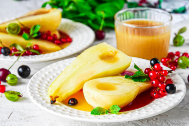 Caramelized pear in a frying pan