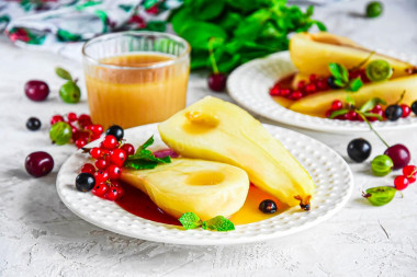 Caramelized pear in a frying pan