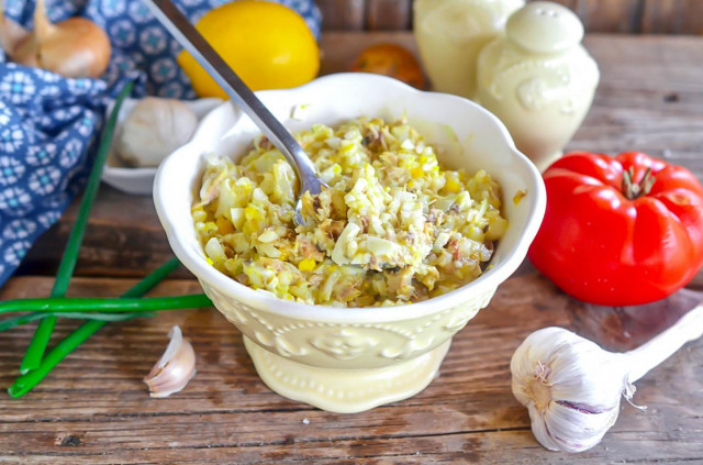 Canned saury salad with egg and rice